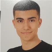 Capaz de hacer de algo complejo a algo sencillo y con buenas habilidades sociales. Me gustaría dar clases de primaria y ESO